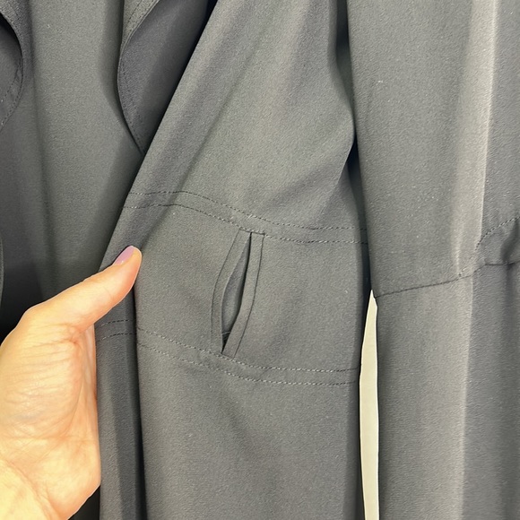 Aritzia Babaton long sleeve flowy padded shoulder pocketed trench coat jacket - Picture 10 of 14